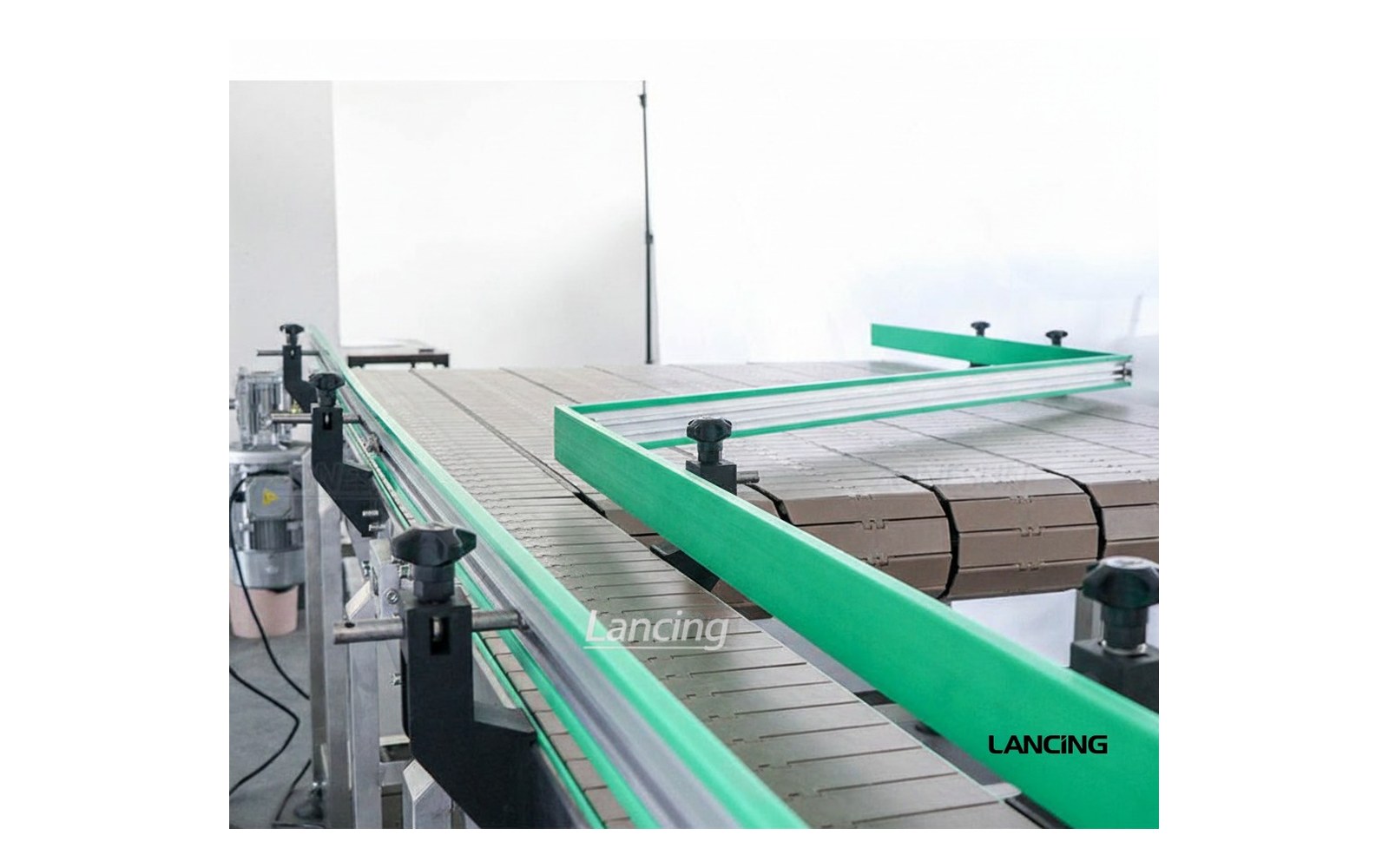 Product infeed conveyor for bottles jars tubs and containers